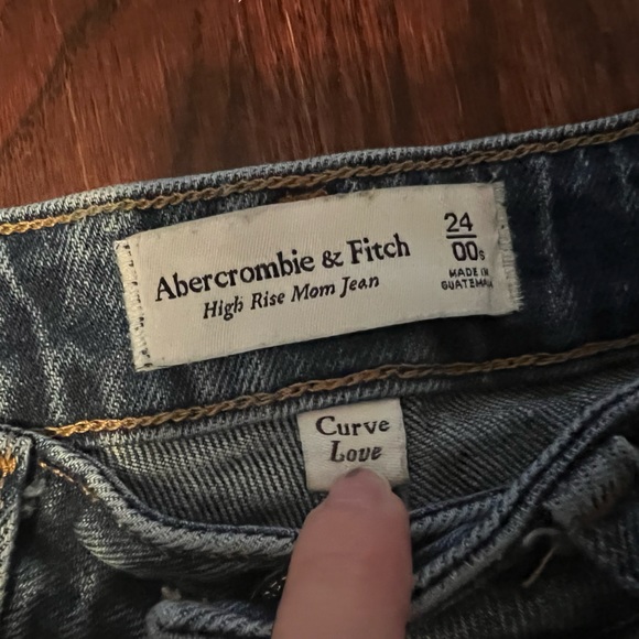 Abercrombie and Fitch High Rise Mom Jeans - Picture 8 of 9